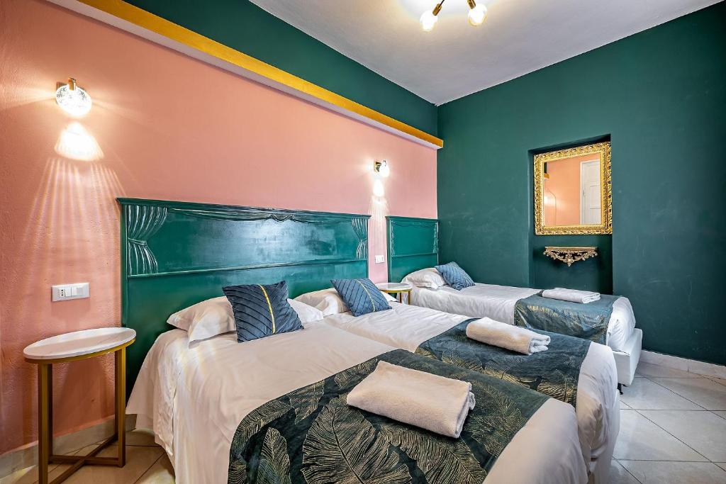 Łóżko lub łóżka w pokoju w obiekcie HOTEL VENETO Centro Storico di Firenze