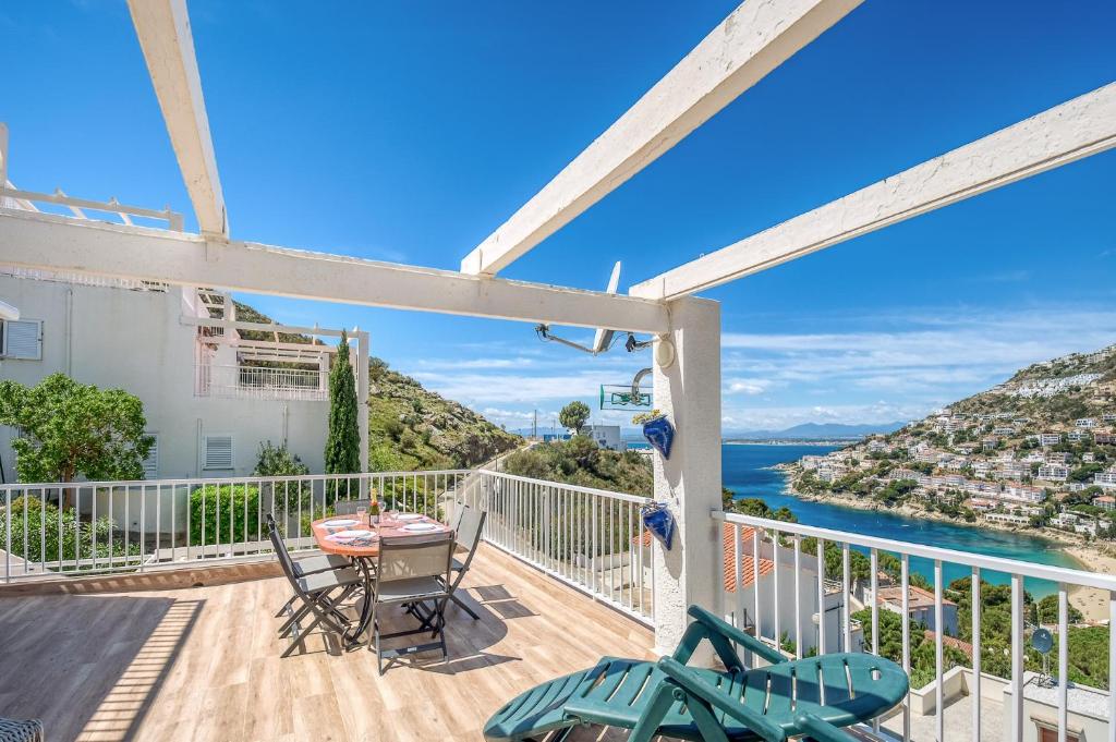 a balcony with a table and chairs and a view of the ocean at Mimoses B 2 Canyelles Roses - Immo Barneda in Montjoys