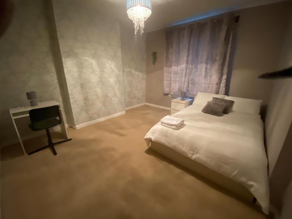 Uma cama ou camas num quarto em Glasgow excellent lodging home