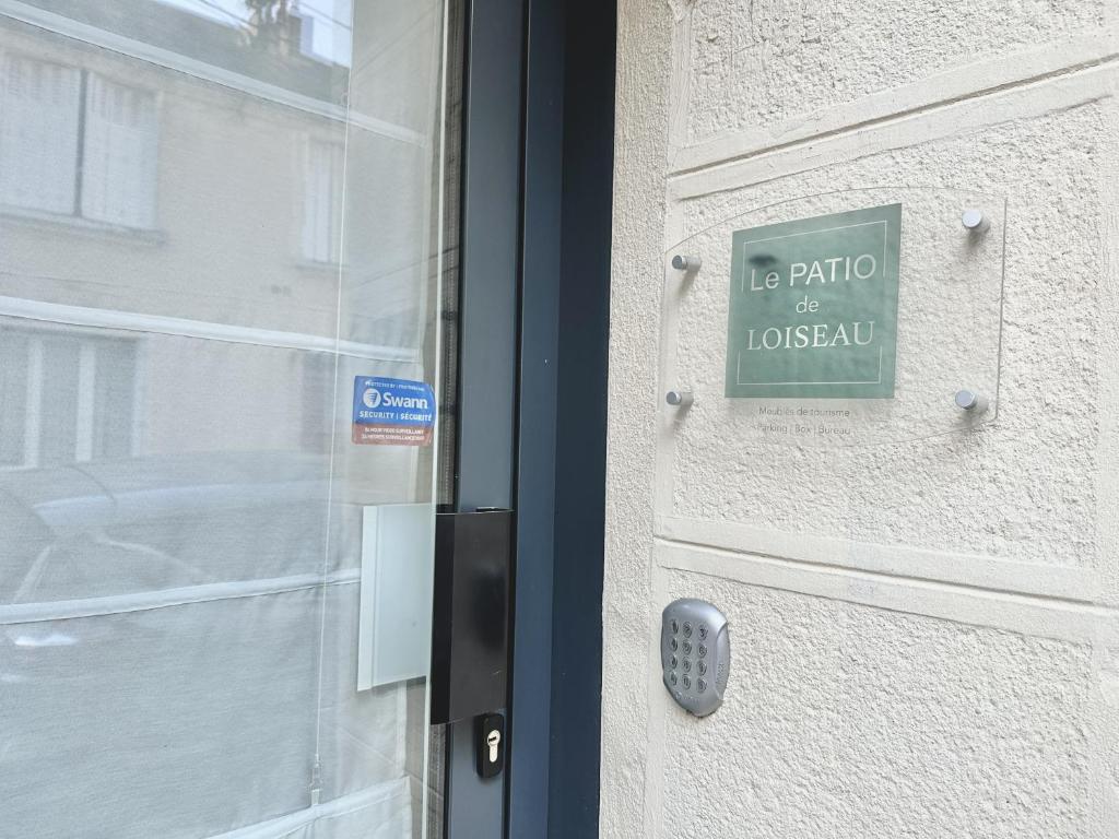 a door with a sign that says no parking at the lodgeel at Le Patio de Loiseau in Le Mans
