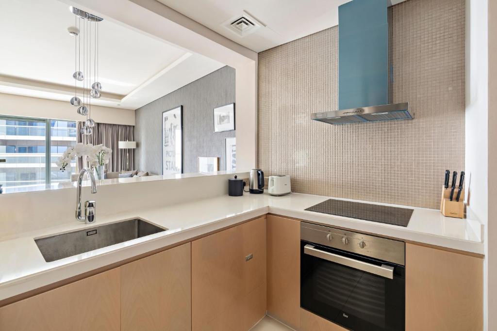 Kuchyň nebo kuchyňský kout v ubytování ALiving Luxury 1BR Paramount Towers Business Bay 6205