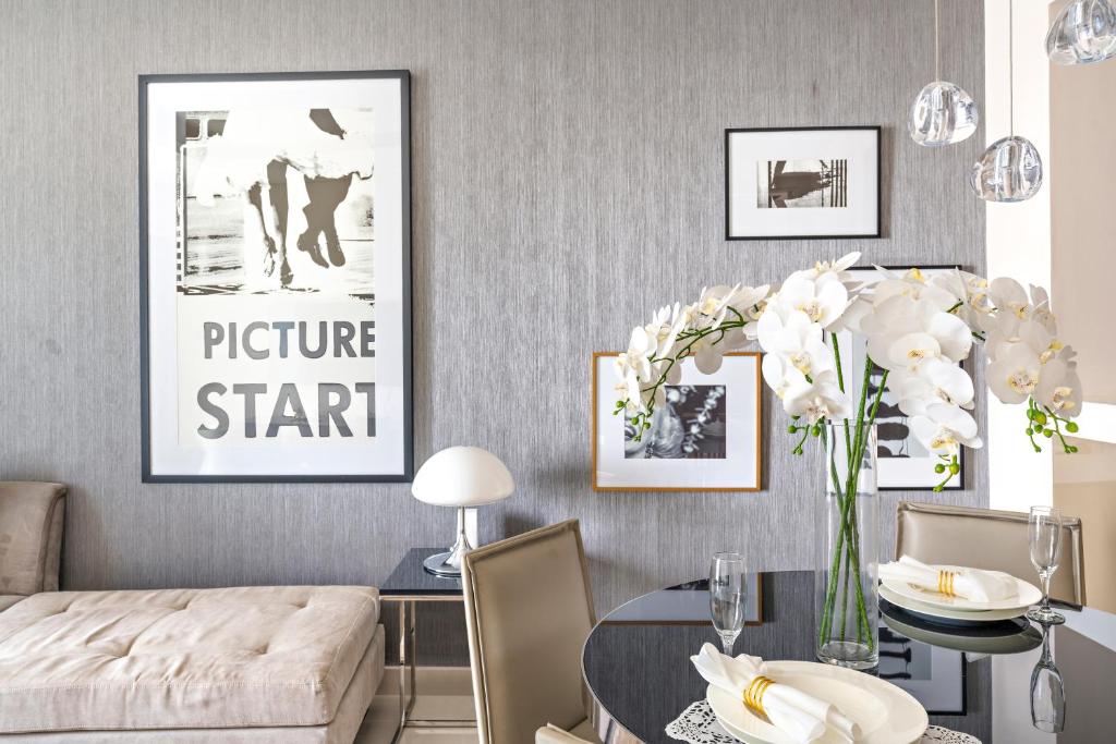 Posezení v ubytování ALiving Luxury 1BR Paramount Towers Business Bay 6205