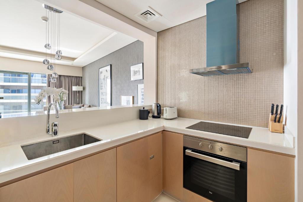 Kuchyň nebo kuchyňský kout v ubytování ALiving Luxury 1BR Paramount Towers Business Bay 6205