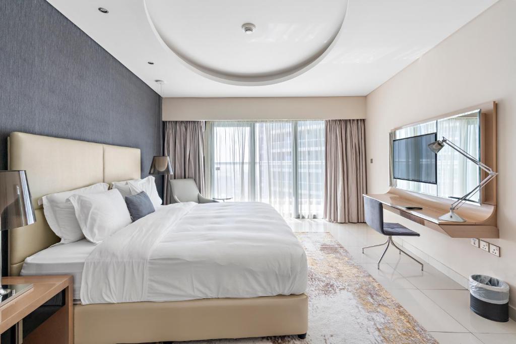 Postel nebo postele na pokoji v ubytování ALiving Luxury 1BR Paramount Towers Business Bay 6205