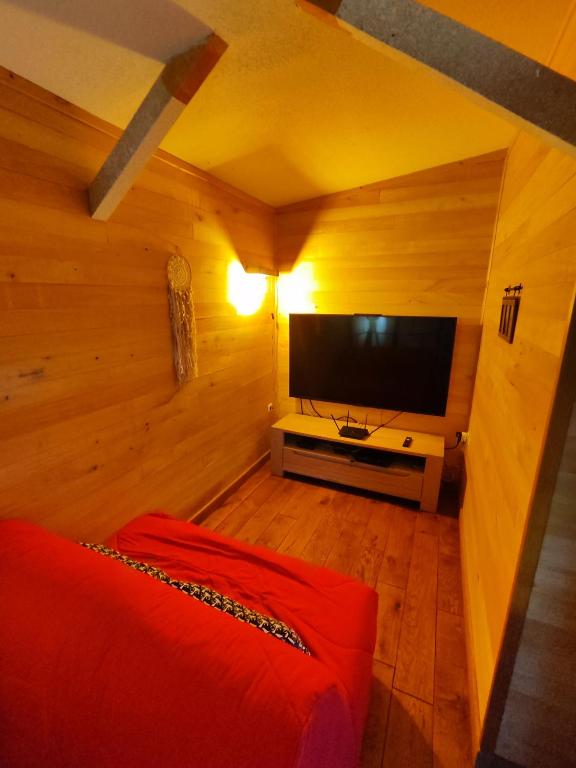 TV a/nebo společenská místnost v ubytování Gîte du Moulin de Tart le Bas