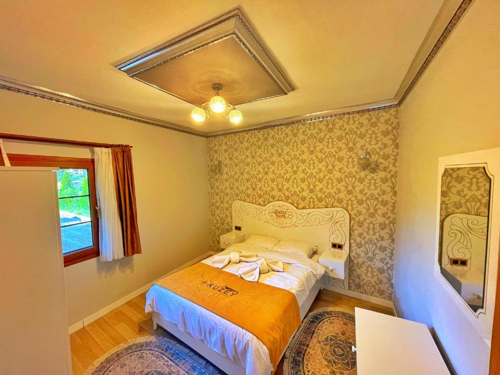 Dormitorio pequeño con cama con manta naranja en KÖRFEZ APART, en Çaykara