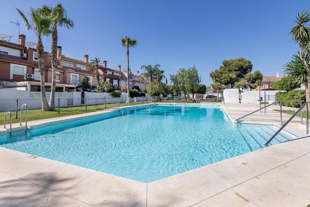 une grande piscine d'eau bleue dans l'établissement BHost - Wilkinson, à Malaga