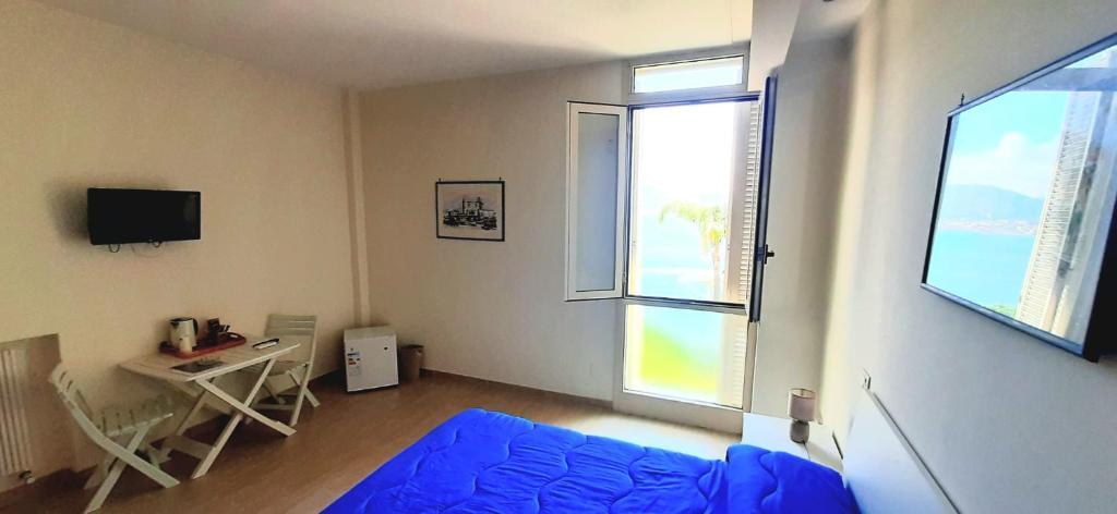 salon z niebieską kanapą i oknem w obiekcie Villa Principe w mieście Bacoli