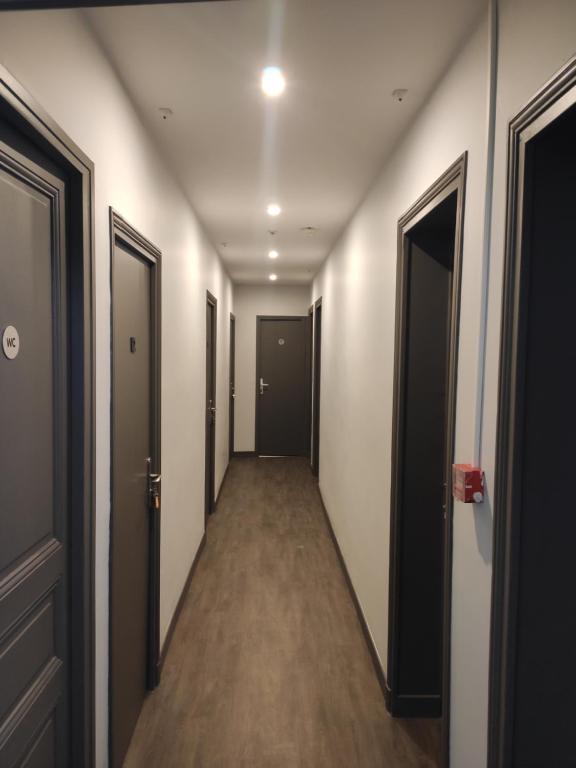 an empty hallway with two doors and a hallwayngth at Le Palmier in Saint-Denis