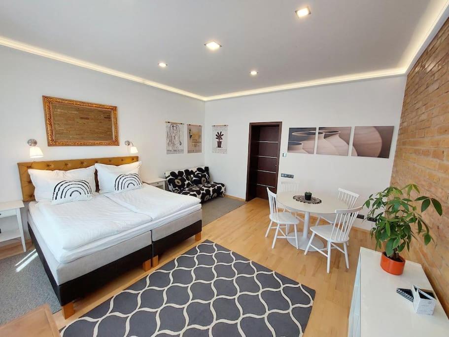 1 dormitorio con 1 cama y 1 mesa en una habitación en Gemütliche Stadtwohnung in Klagenfurt, en Klagenfurt