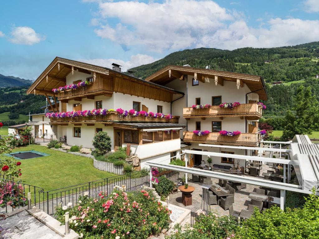 Una casa grande con flores en los balcones. en Landhaus Alpenherz, en Aschau