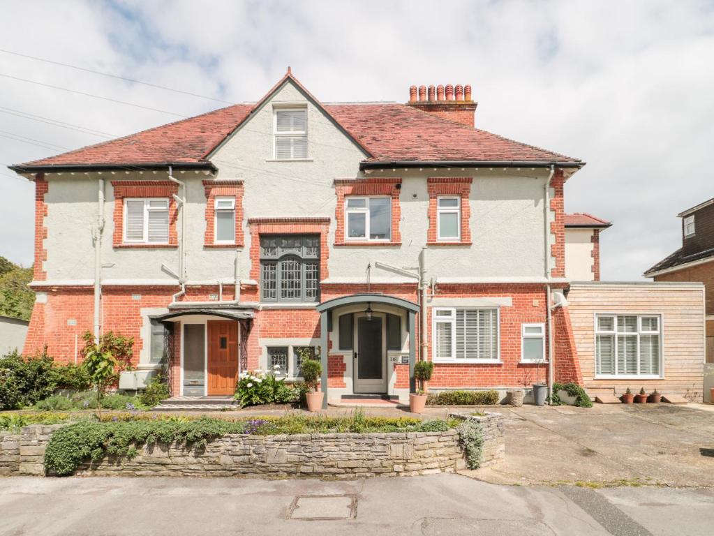 The Moorings, Bournemouth (updated prices 2024)