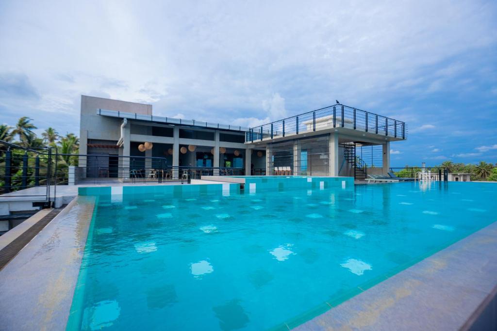 uma grande piscina em frente a um edifício em Somerset Mirissa Blue em Mirissa