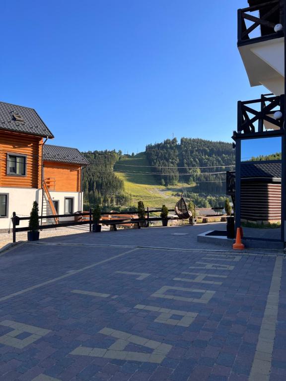 Nespecifikovaný výhled na hory nebo výhled na hory při pohledu z penzionu – hostince