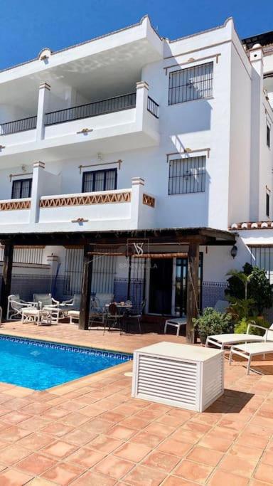 Fotografia z galérie ubytovania Amplia villa con piscina privada vistas al mar y WIFI v destinácii La Herradura