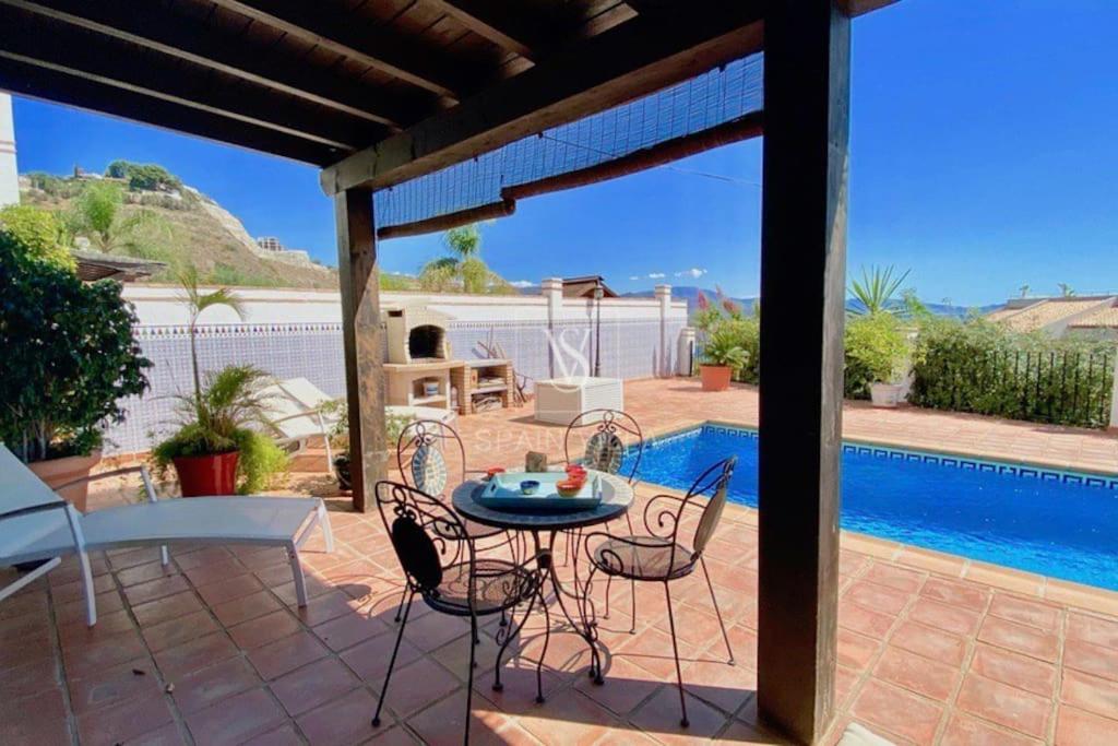 Fotografia z galérie ubytovania Amplia villa con piscina privada vistas al mar y WIFI v destinácii La Herradura