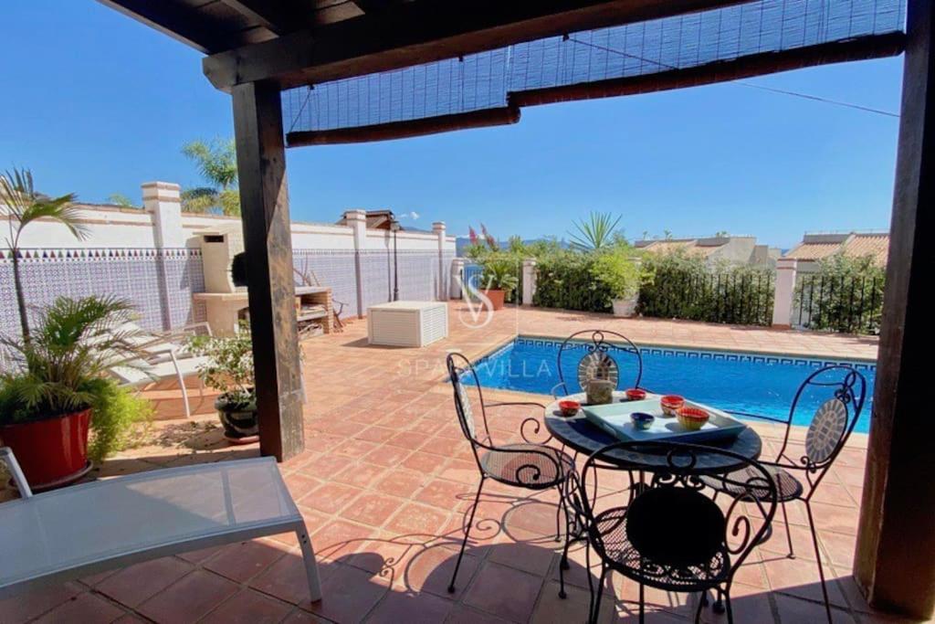 Fotografia z galérie ubytovania Amplia villa con piscina privada vistas al mar y WIFI v destinácii La Herradura