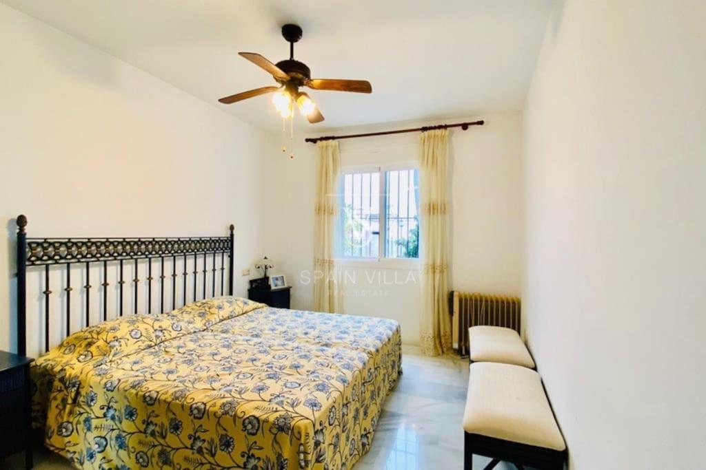 Fotografia z galérie ubytovania Amplia villa con piscina privada vistas al mar y WIFI v destinácii La Herradura