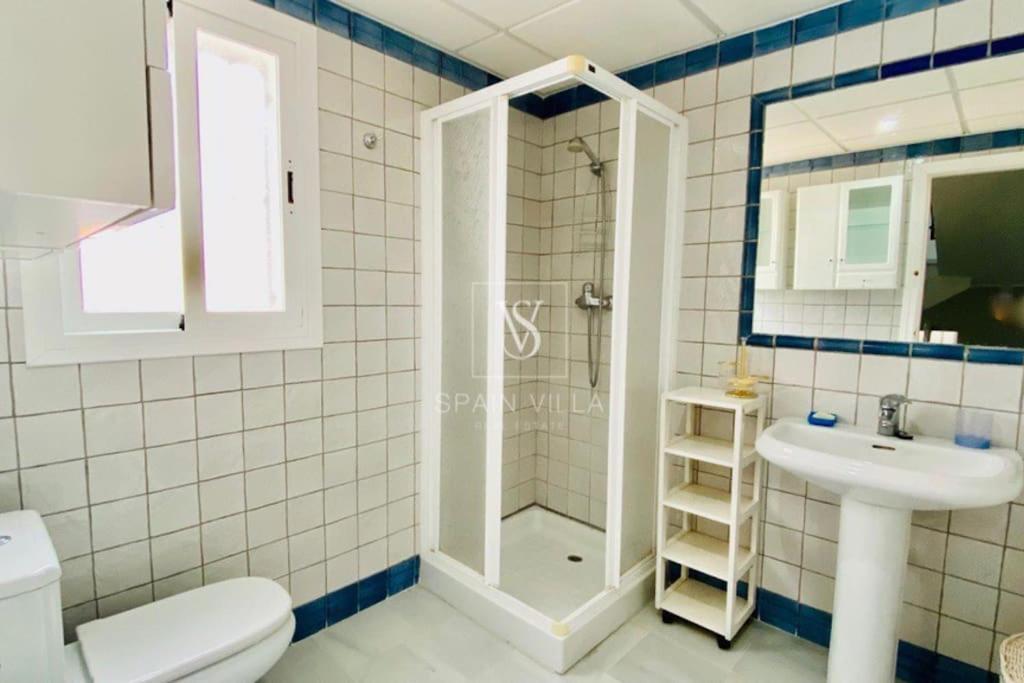 Fotografia z galérie ubytovania Amplia villa con piscina privada vistas al mar y WIFI v destinácii La Herradura