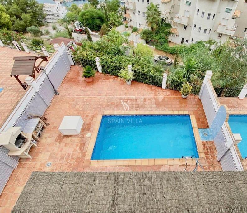 Fotografia z galérie ubytovania Amplia villa con piscina privada vistas al mar y WIFI v destinácii La Herradura