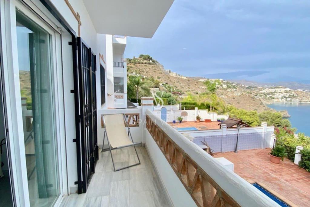 Fotografia z galérie ubytovania Amplia villa con piscina privada vistas al mar y WIFI v destinácii La Herradura