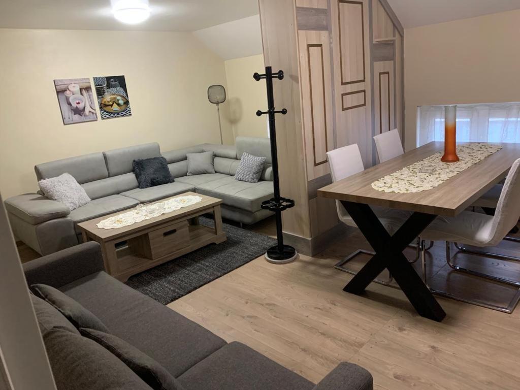 una sala de estar con un sofá y una mesa en Comme à la Maison, en Bruselas