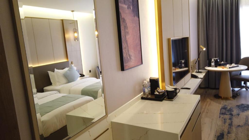 Postel nebo postele na pokoji v ubytování H Luxury Hotel