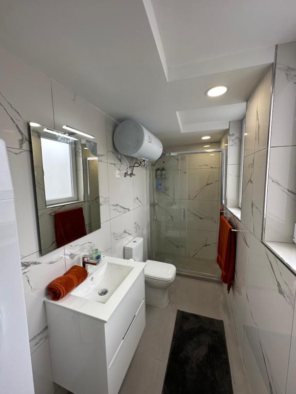 Koupelna v ubytování 10 Msida Park Residence