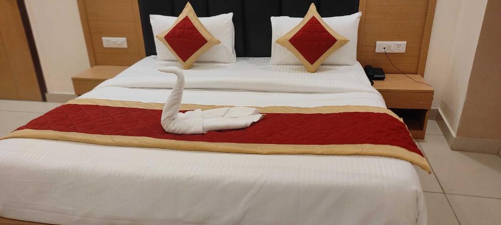 a bed with two swans laying on it at Capital O Del Inn in New Delhi