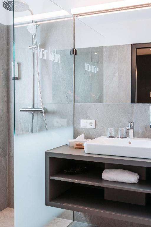 Hotel-Restaurant Das Grambacher I FREE PARKING I SELF CHECK-IN - Resim 19