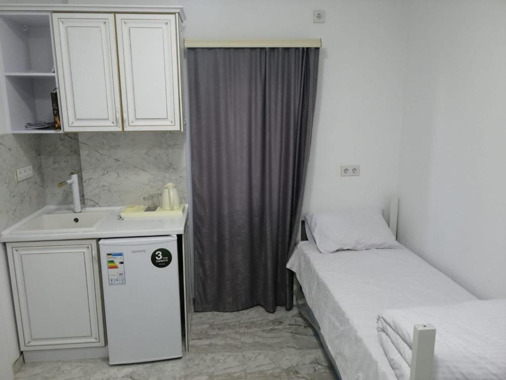 a small room with two beds and a sink at Гостьовий будинок Східна 19 in Umanʼ