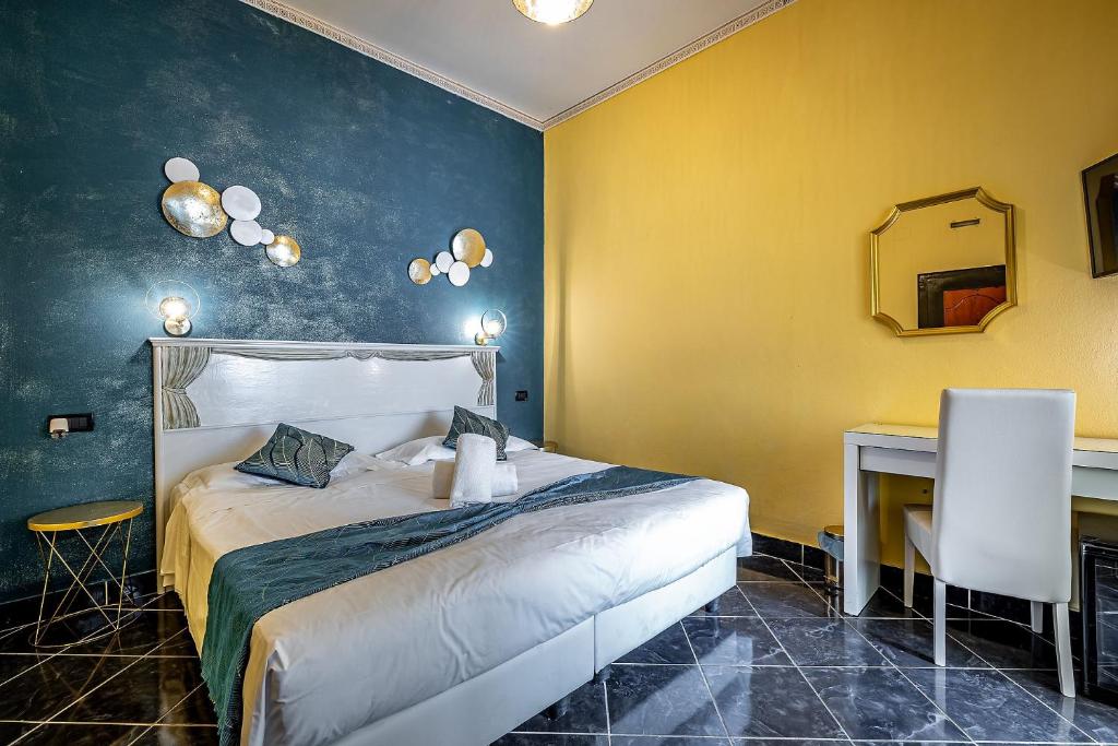 Łóżko lub łóżka w pokoju w obiekcie HOTEL VENETO Centro Storico di Firenze