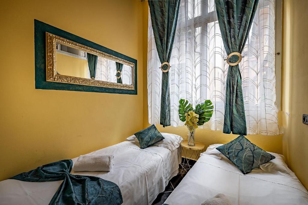 Łóżko lub łóżka w pokoju w obiekcie HOTEL VENETO Centro Storico di Firenze