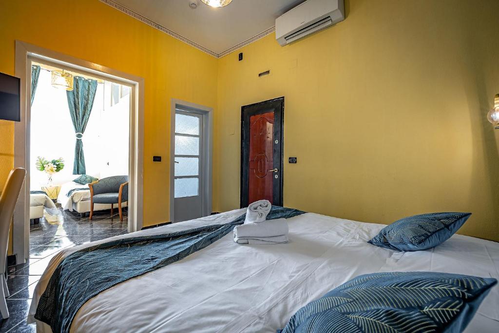 Łóżko lub łóżka w pokoju w obiekcie HOTEL VENETO Centro Storico di Firenze