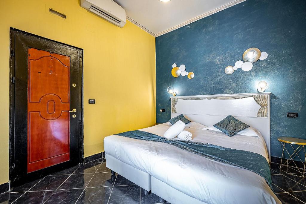 Łóżko lub łóżka w pokoju w obiekcie HOTEL VENETO Centro Storico di Firenze