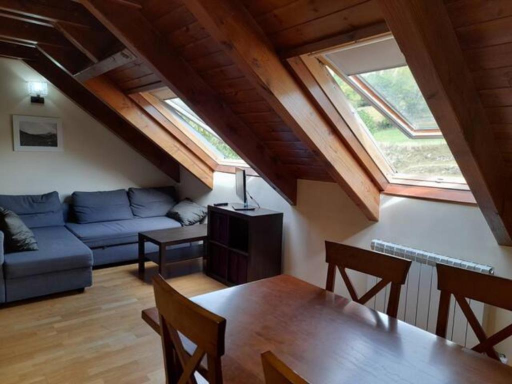 sala de estar con sofá y mesa en Apartamento abuhardillado con velux erta 3 en Pla de l'Ermita