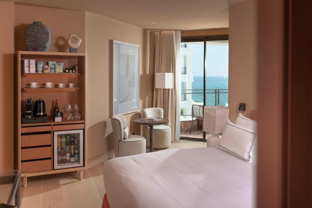 
Double or Twin Room with Partial Sea View
