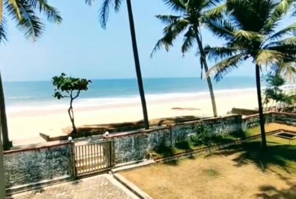 Blick auf den Strand vom Balkon eines Resorts in der Unterkunft Vaishali Beach Villa in Suratakal