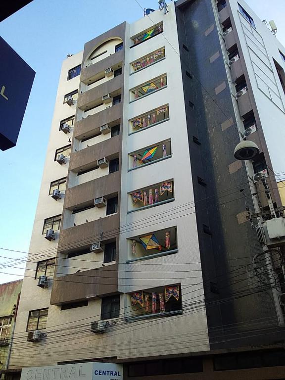 un edificio alto con balcones a un lado. en Central Hotel, en Campina Grande