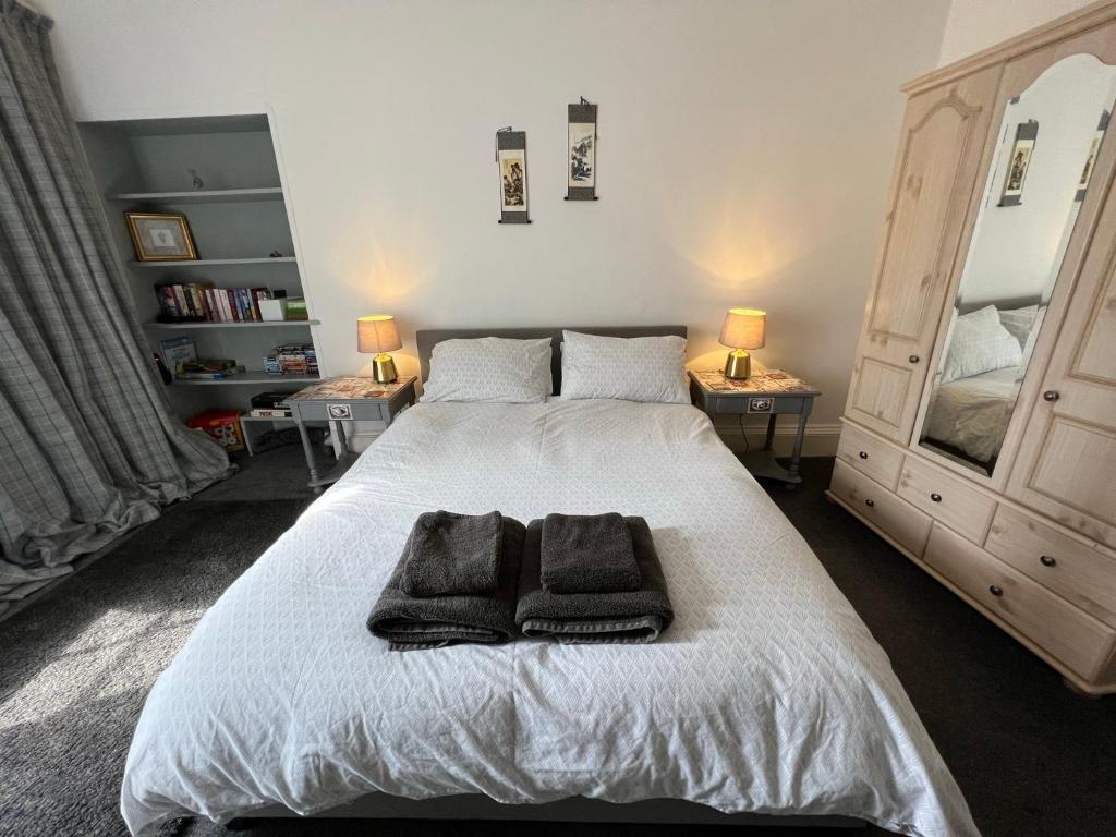 Säng eller sängar i ett rum på Stylish 2nd Floor Georgian Period Flat