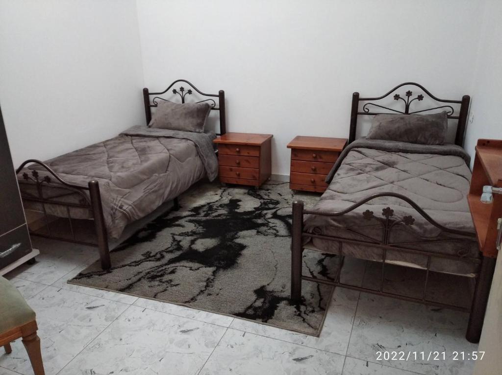 Postel nebo postele na pokoji v ubytování حنضلةHandala Guest House