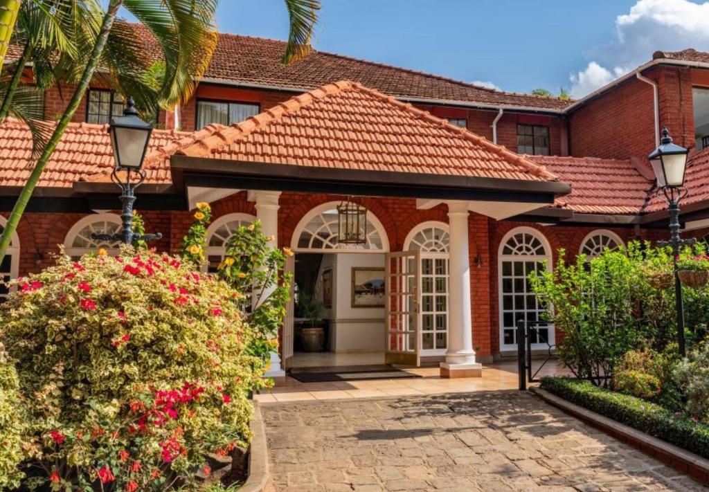 uma casa de tijolos com telhado de azulejo em Fairmont The Norfolk em Nairobi