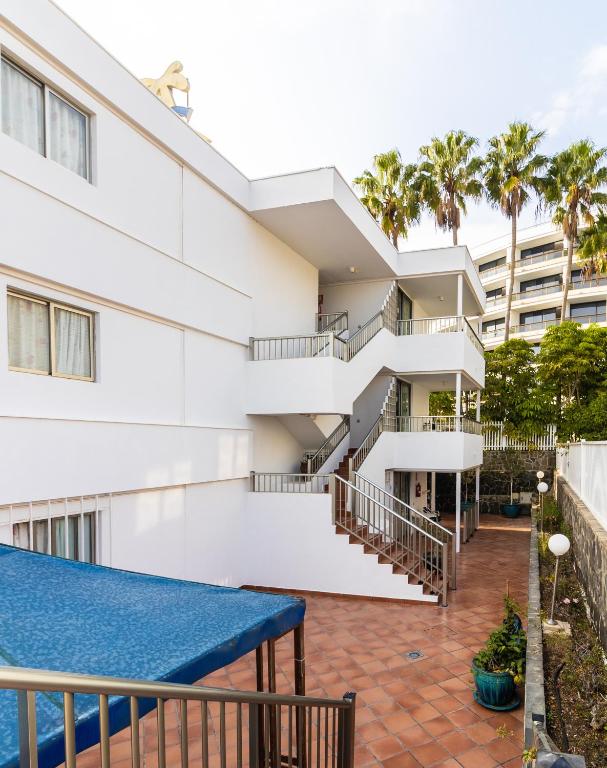 Bazén v ubytovaní Apartamentos Oasis Sol alebo v jeho blízkosti