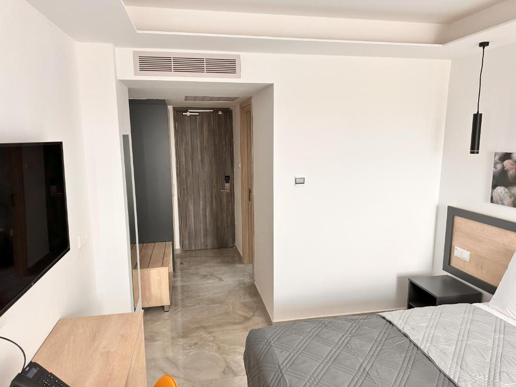 Postel nebo postele na pokoji v ubytování Papouis Protaras Hotel
