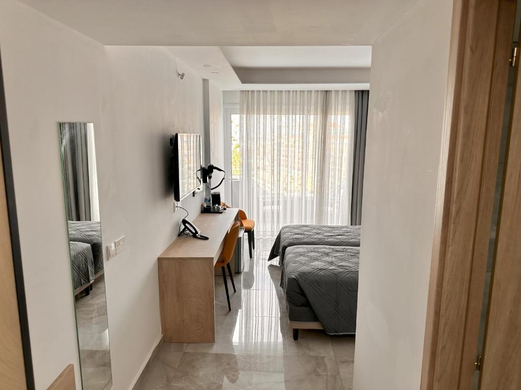 Postel nebo postele na pokoji v ubytování Papouis Protaras Hotel