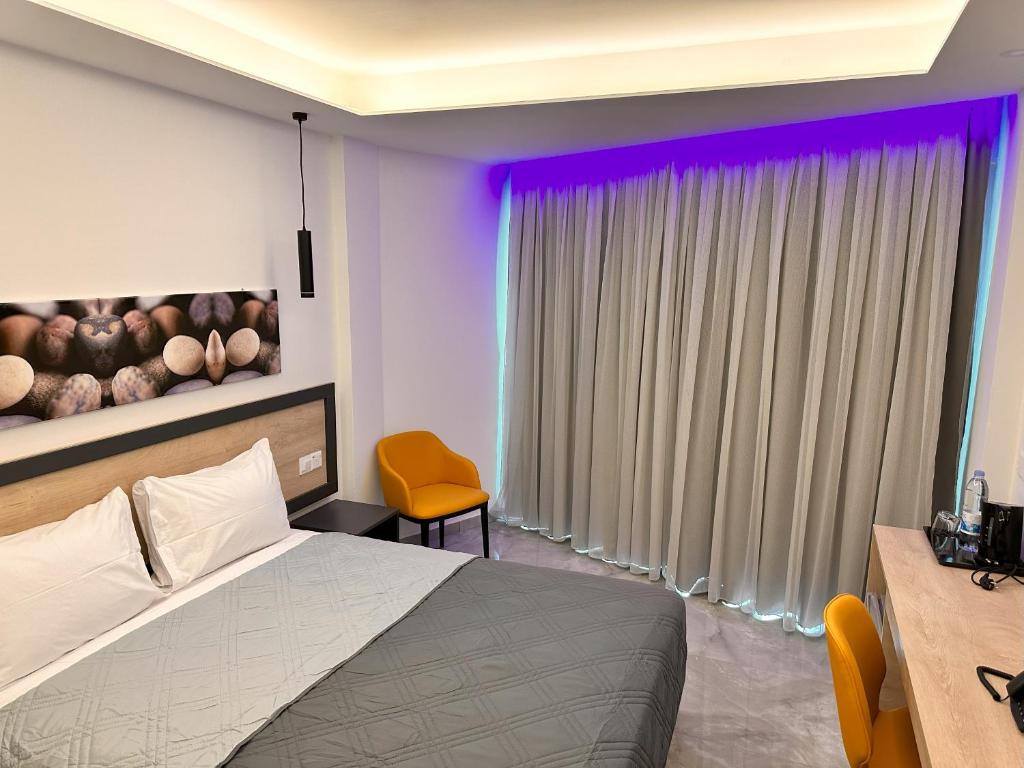 Postel nebo postele na pokoji v ubytování Papouis Protaras Hotel