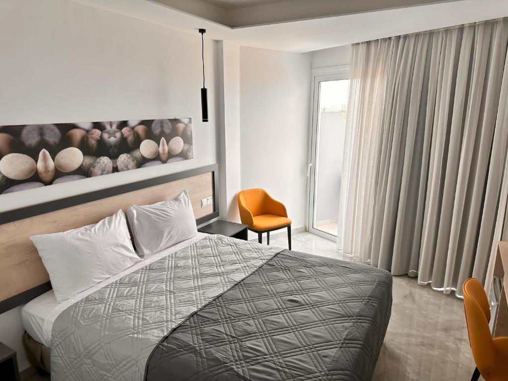 Postel nebo postele na pokoji v ubytování Papouis Protaras Hotel