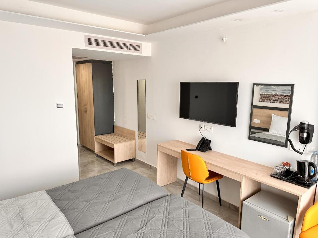 TV a/nebo společenská místnost v ubytování Papouis Protaras Hotel