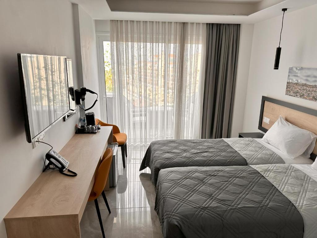 Postel nebo postele na pokoji v ubytování Papouis Protaras Hotel