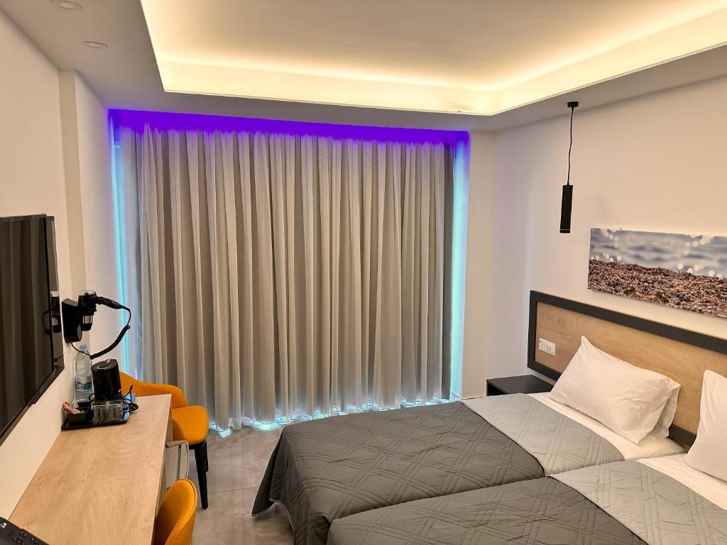 Postel nebo postele na pokoji v ubytování Papouis Protaras Hotel